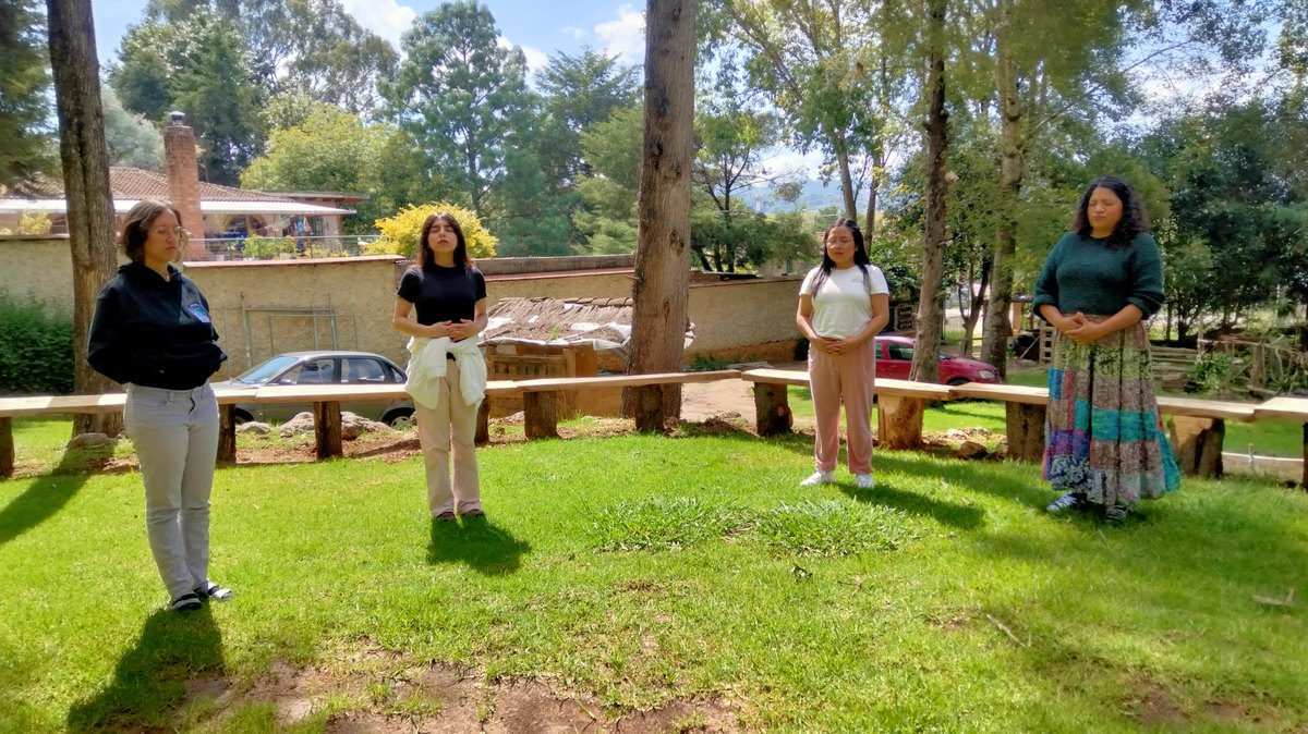 Participantes en una dinámica al aire libre